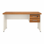 Vista frontal da mesa de escritório com duas gavetas Vista frontal da mesa com duas gavetas à direita, tampo amadeirado e espaço livre abaixo do painel horizontal.
