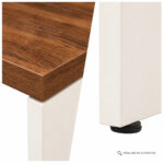 Detalhes da borda do tampo e da sapata da mesa Composição com detalhe da borda do tampo amadeirado e da sapata preta na base do painel lateral Champanhe.
