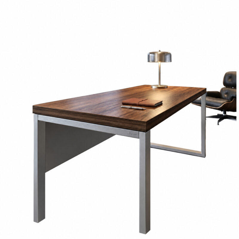 Mesa pé quadro com tampo amadeirado, luminária e caderno, com cadeira parcialmente visível ao fundo.