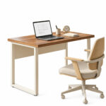 Mesa pé quadro com notebook, relógio e livros, acompanhada de cadeira giratória clara com braços.