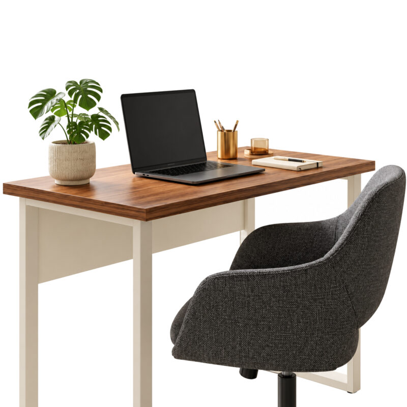 Mesa pé quadro com notebook, planta e materiais sobre o tampo, acompanhada de cadeira giratória estofada cinza.