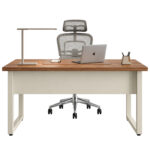 Mesa pé quadro com notebook e luminária, acompanhada de cadeira de tela com apoio de cabeça atrás da saia central.
