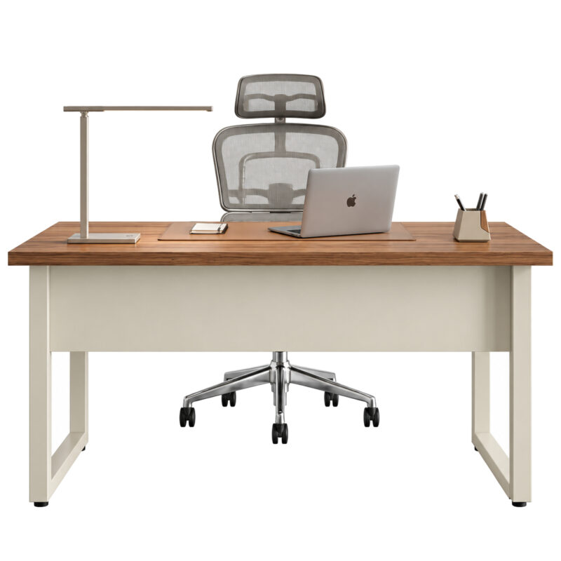 Mesa pé quadro com notebook e luminária, acompanhada de cadeira de tela com apoio de cabeça atrás da saia central.