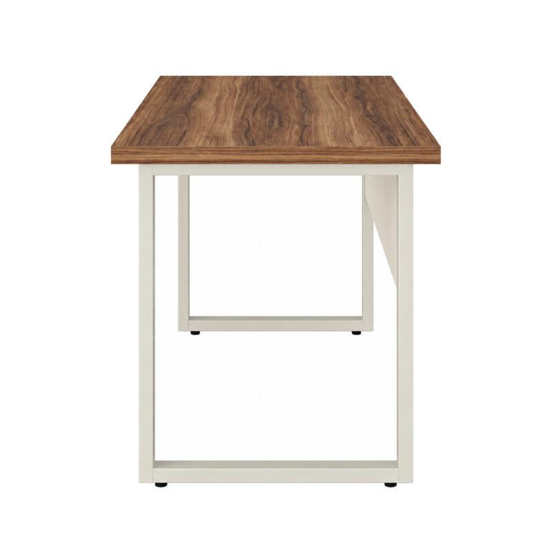 Mesa pé quadro em vista lateral, com estrutura retangular Champanhe e tampo amadeirado visto pela extremidade.