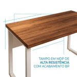 Mesa pé quadro com destaque do tampo amadeirado e indicação gráfica de MDP com acabamento BP.