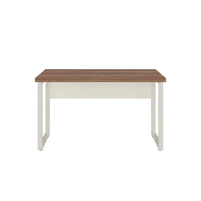 Vista frontal da mesa sem gavetas, com tampo amadeirado, painel central claro e pés metálicos em quadro.