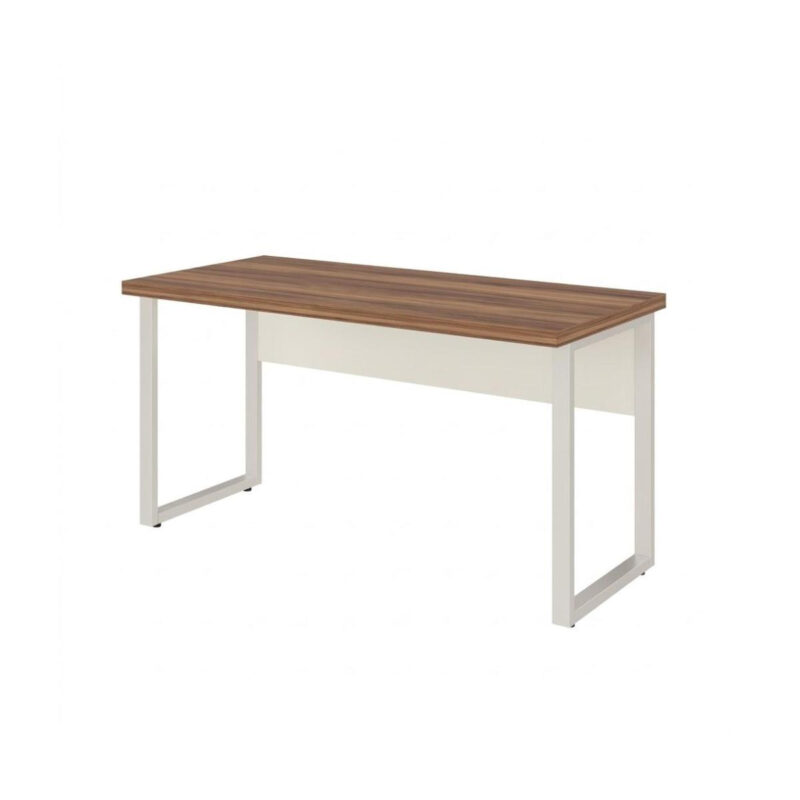 Mesa sem gavetas em três quartos, com tampo amadeirado, painel central claro e dois pés metálicos em quadro.