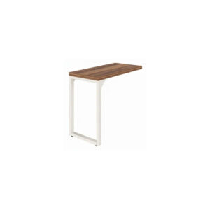 Mesa auxiliar com tampo amadeirado e pé metálico claro em formato de quadro, apresentada em perspectiva.