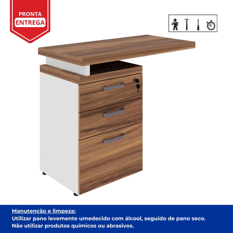 Mesa auxiliar amadeirada com gaveteiro de três gavetas, chave na gaveta superior e laterais claras, acompanhada de selo e orientações de limpeza.
