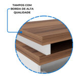 Acabamento das bordas da mesa auxiliar Ampliação circular dos tampos amadeirados da mesa auxiliar, mostrando as bordas e o apoio claro entre as superfícies.