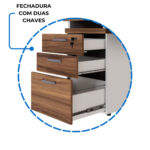 Fechadura com duas chaves do gaveteiro pedestal Detalhe circular do gaveteiro com três gavetas abertas e fechadura na gaveta superior, com indicação de duas chaves.
