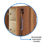 Detalhe da fechadura com chave e do puxador do armário Recorte circular da porta amadeirada com puxador cinza e chaves na fechadura, mostrando parte da prateleira e dobradiças.