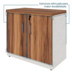 Ilustração da estrutura do armário baixo com duas portas Armário baixo com portas fechadas em ilustração com linhas que destacam o tampo, os cantos e os painéis da estrutura.