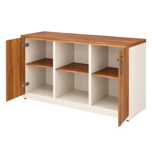 Armário baixo credenza com tampo amadeirado, estrutura clara, duas portas abertas e seis compartimentos internos.