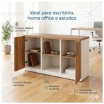 Armário credenza aberto com livros e objetos em ambiente claro, acompanhado de chamadas sobre portas e prateleiras.