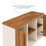 Vista superior em perspectiva do armário credenza com tampo amadeirado, portas abertas e indicação de acabamento BP.