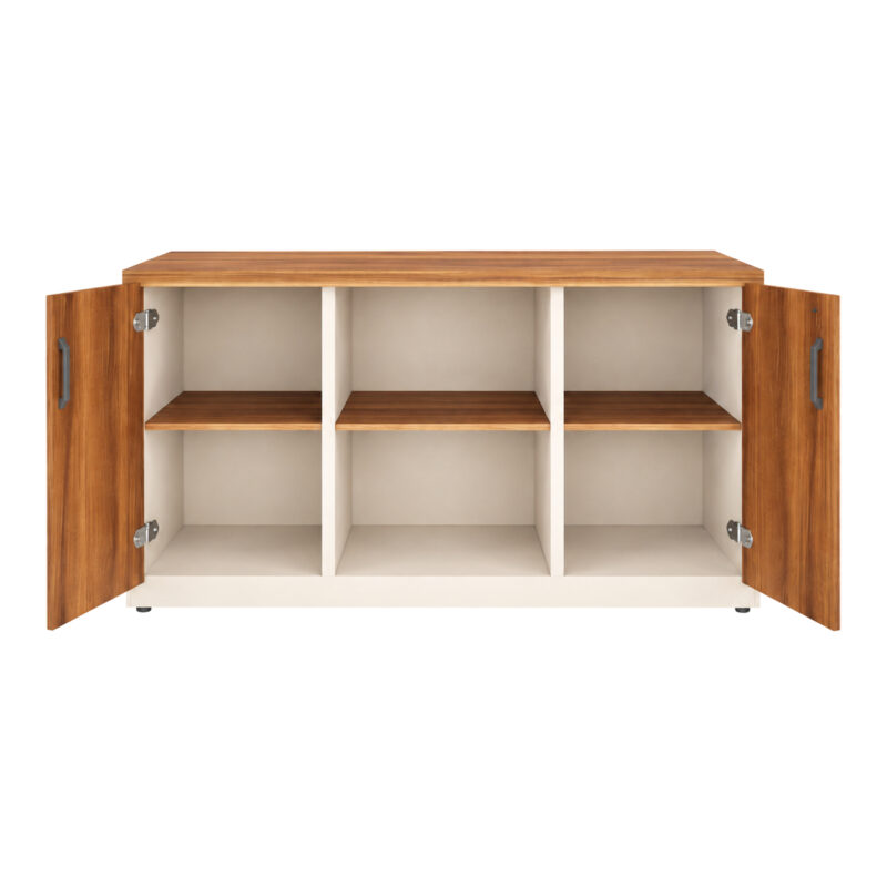 Vista frontal do armário credenza com duas portas abertas, três divisões verticais e prateleiras amadeiradas.
