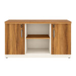Armário credenza visto de frente com duas portas amadeiradas fechadas, puxadores verticais e nicho central aberto.