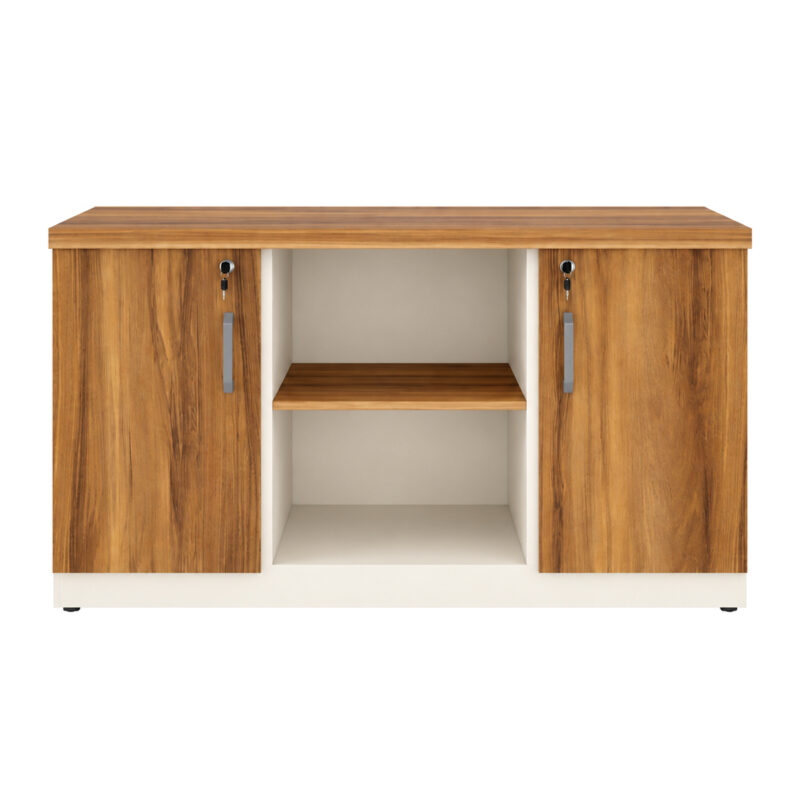 Armário credenza visto de frente com duas portas amadeiradas fechadas, puxadores verticais e nicho central aberto.