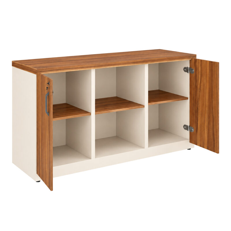 Armário credenza em perspectiva pelo lado oposto, com duas portas abertas, estrutura clara e prateleiras amadeiradas.
