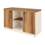 Armário baixo credenza em perspectiva com portas amadeiradas fechadas, nicho central aberto e lateral em Champanhe.