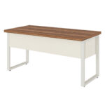 Vista traseira da mesa pé quadro com painel Champanhe Mesa pé quadro vista por trás em perspectiva, com tampo amadeirado e painel horizontal Champanhe entre os pés.