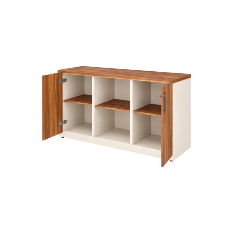 Armário baixo credenza com tampo amadeirado, estrutura clara, duas portas abertas e seis compartimentos internos.