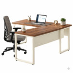 Mesa em L pé quadro — composição de home office Mesa em L pé quadro com notebook, cadeira giratória cinza, relógio e planta sobre a superfície amadeirada.