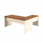 Mesa em L em perspectiva externa, com tampos Nogal Sevilha, pés em painel Champanhe e saias sob as superfícies.