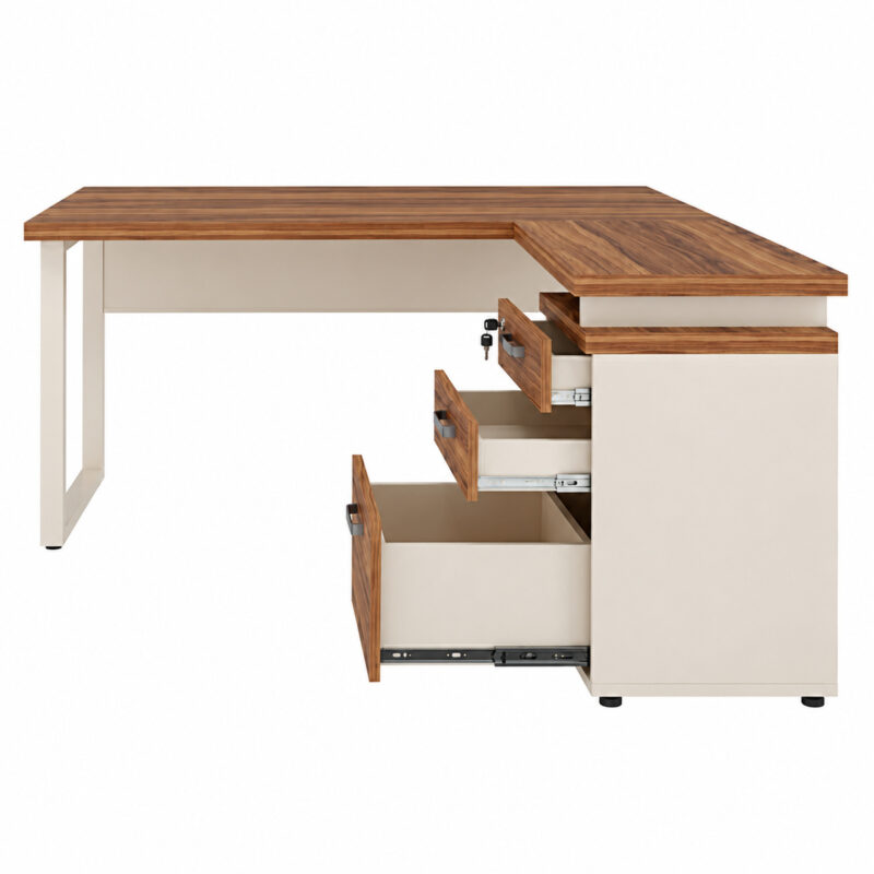 Mesa em L pé quadro em vista lateral, com corpo claro do gaveteiro e três compartimentos abertos.