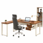 Mesa em L pé quadro — composição com gavetas abertas Mesa em L pé quadro com gavetas abertas, notebook e cadeira de encosto alto, acompanhada de estante.