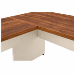 Mesa em L com aproximação da junção interna dos tampos amadeirados e dos painéis Champanhe sob o encontro.
