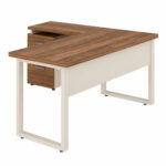 Mesa em L pé quadro — perspectiva traseira da estrutura Mesa em L pé quadro vista por trás, com saia central clara, tampos amadeirados e gaveteiro parcialmente visível.