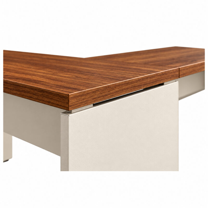 Mesa em L com detalhe da borda amadeirada e dos distanciadores entre o tampo e o pé em painel Champanhe.