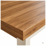 Mesa em L pé quadro — textura e acabamento do tampo Mesa em L pé quadro com aproximação dos veios amadeirados, da superfície e da borda do tampo.