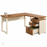 Mesa em L com gaveteiro — composição com relógio Mesa em L pé quadro com relógio sobre o tampo e gaveteiro aberto, mostrando pastas no gavetão inferior.