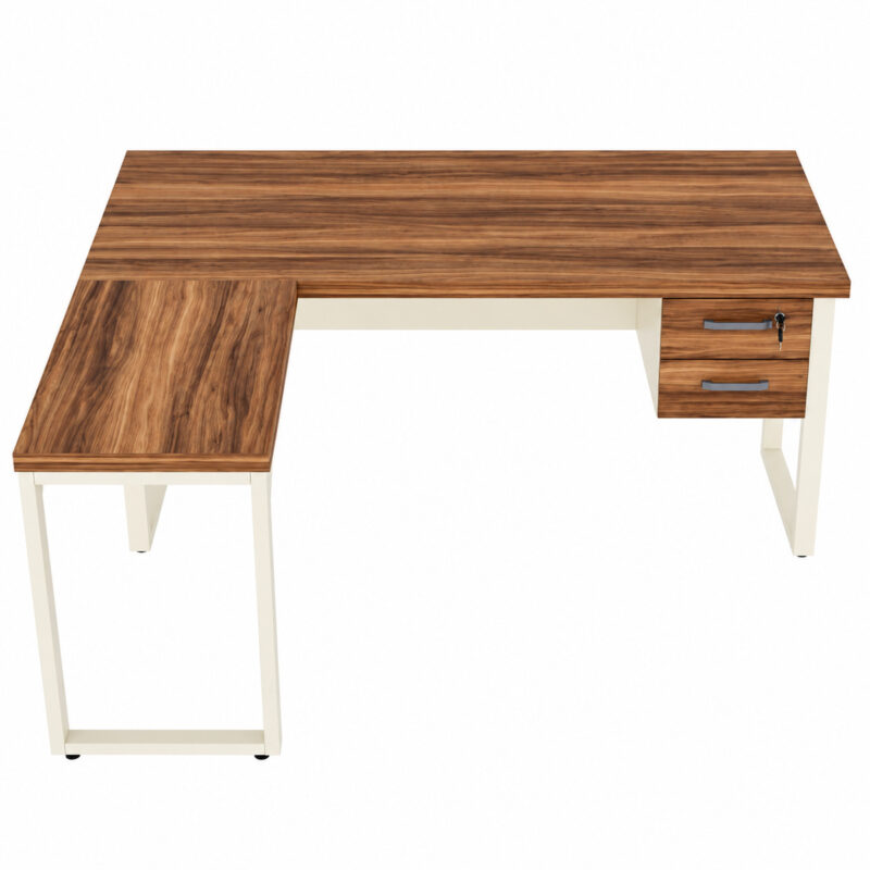 Mesa em L pé quadro vista de frente por um ângulo elevado, com tampos amadeirados e duas gavetas fechadas.
