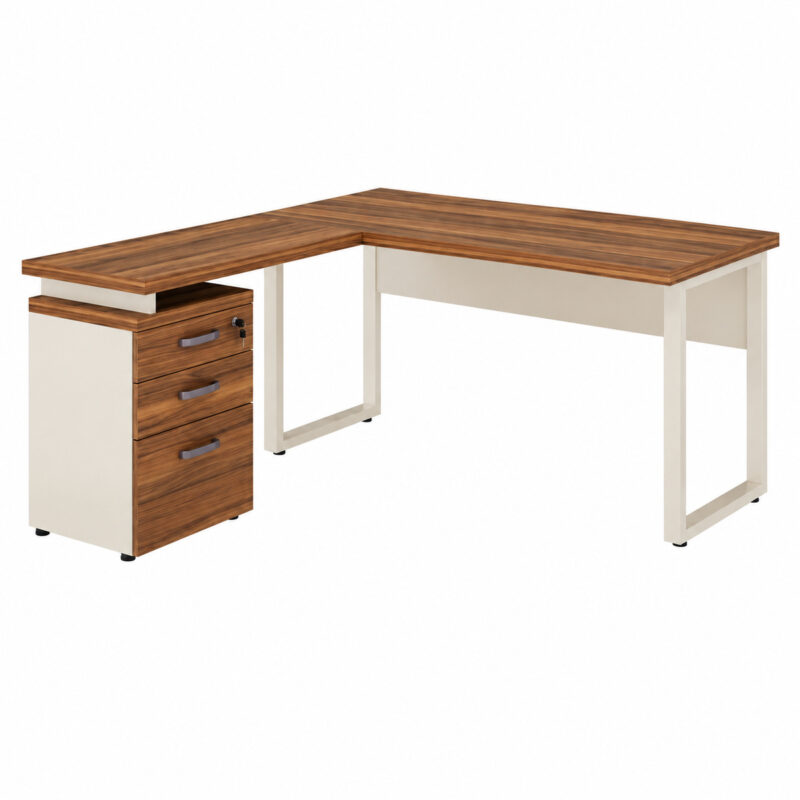 Mesa em L pé quadro com gaveteiro fechado, frentes amadeiradas, corpo claro e estrutura metálica retangular.