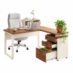 Mesa em L com gaveteiro — organização de pastas no home office Mesa em L com notebook e cadeira clara, gaveteiro aberto e pastas coloridas organizadas no gavetão.