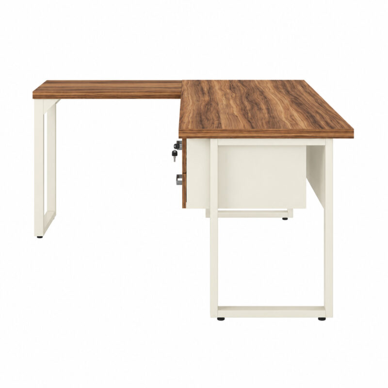 Mesa em L pé quadro em vista lateral, com pé metálico retangular, tampo amadeirado e superfície auxiliar ao fundo.