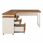 Mesa em L pé quadro — vista lateral pelo lado oposto Mesa em L vista lateralmente pelo lado oposto, com gaveteiro aberto em primeiro plano e pé quadro ao fundo.