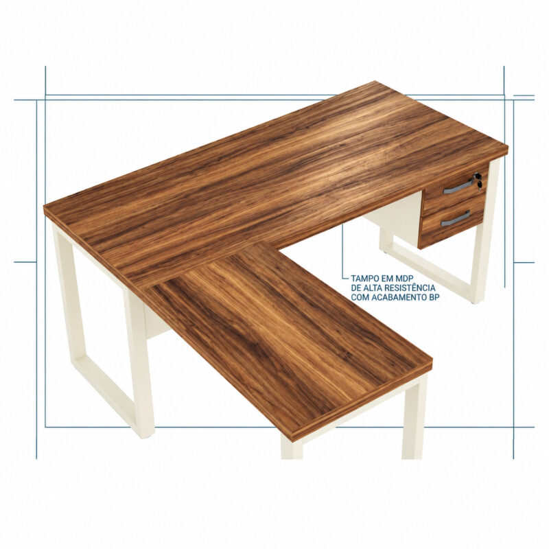 Mesa em L pé quadro em perspectiva elevada, com gavetas fechadas e indicação de tampo em MDP com acabamento BP.