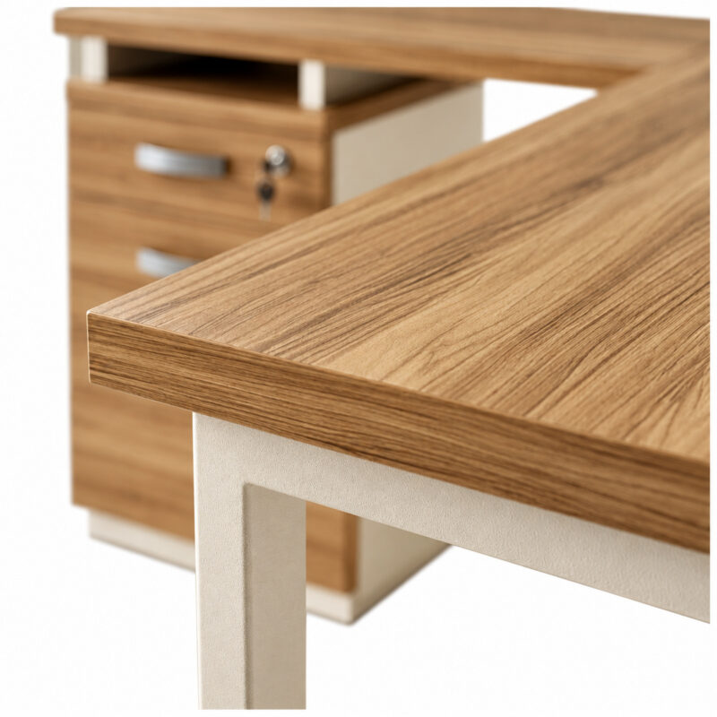 Mesa em L pé quadro com detalhe do canto amadeirado, apoio metálico claro e gaveteiro ao fundo.