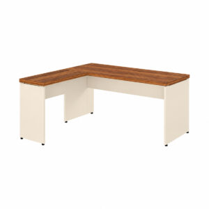 Mesa em L sem gavetas, com tampos amadeirados, pés painel Champanhe e espaço livre sob as duas superfícies.