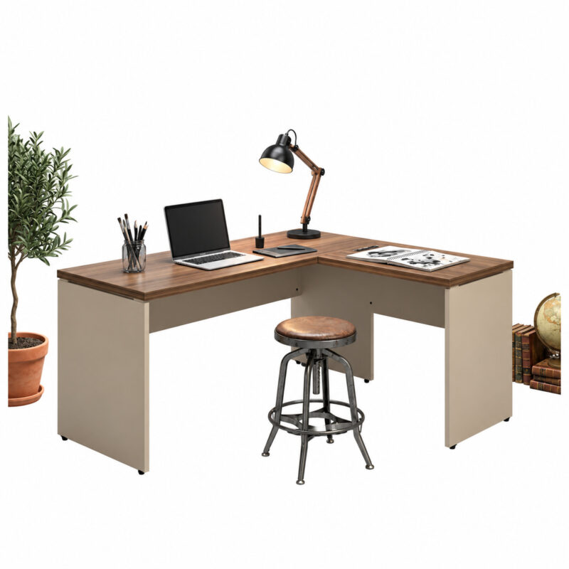 Mesa em L com notebook, luminária e acessórios sobre os tampos, acompanhada de banqueta e planta em vaso.