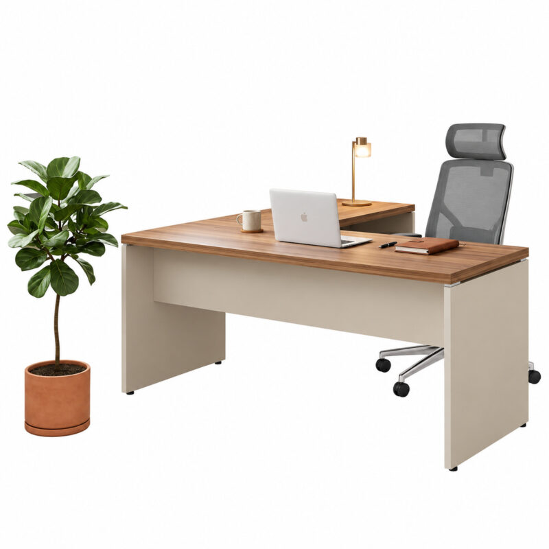 Mesa em L com notebook e luminária, acompanhada de cadeira de escritório com apoio de cabeça e planta em vaso.