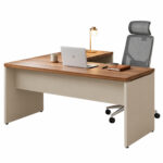 Mesa em L — Composição com Cadeira e Notebook Mesa em L com notebook, luminária e acessórios, acompanhada de cadeira giratória com apoio de cabeça.