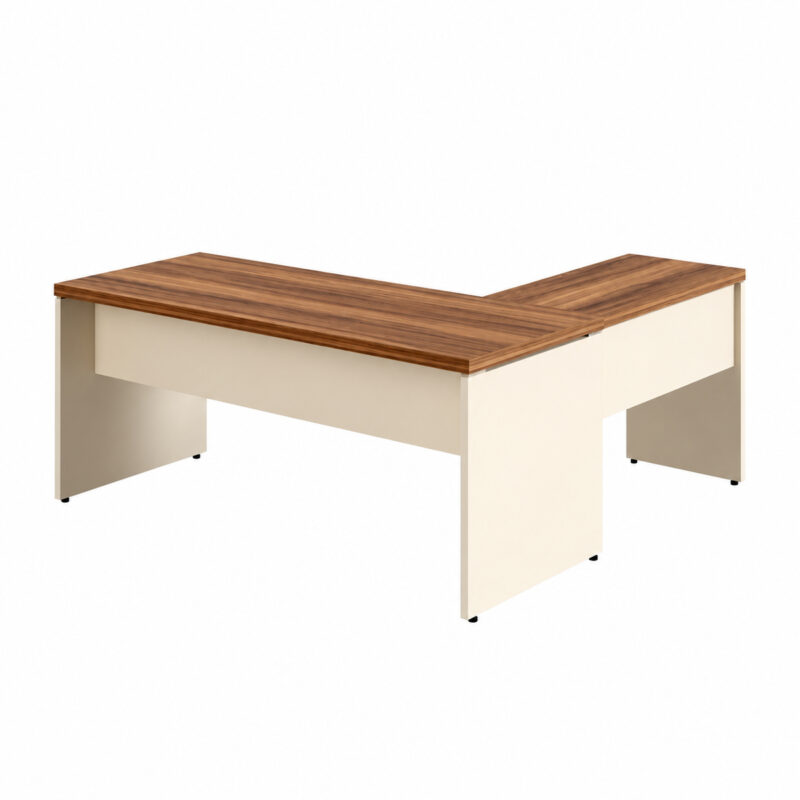 Mesa em L vista pelo lado externo, com tampos amadeirados, saias claras e pés em painel Champanhe.