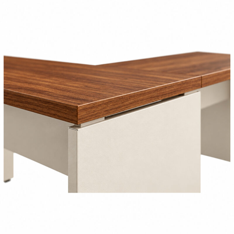 Mesa em L com aproximação da borda amadeirada e dos distanciadores entre o tampo e o painel Champanhe.