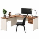 Mesa em L com monitor, teclado, luminária e acessórios, acompanhada de cadeira preta e gaveteiro com duas gavetas.